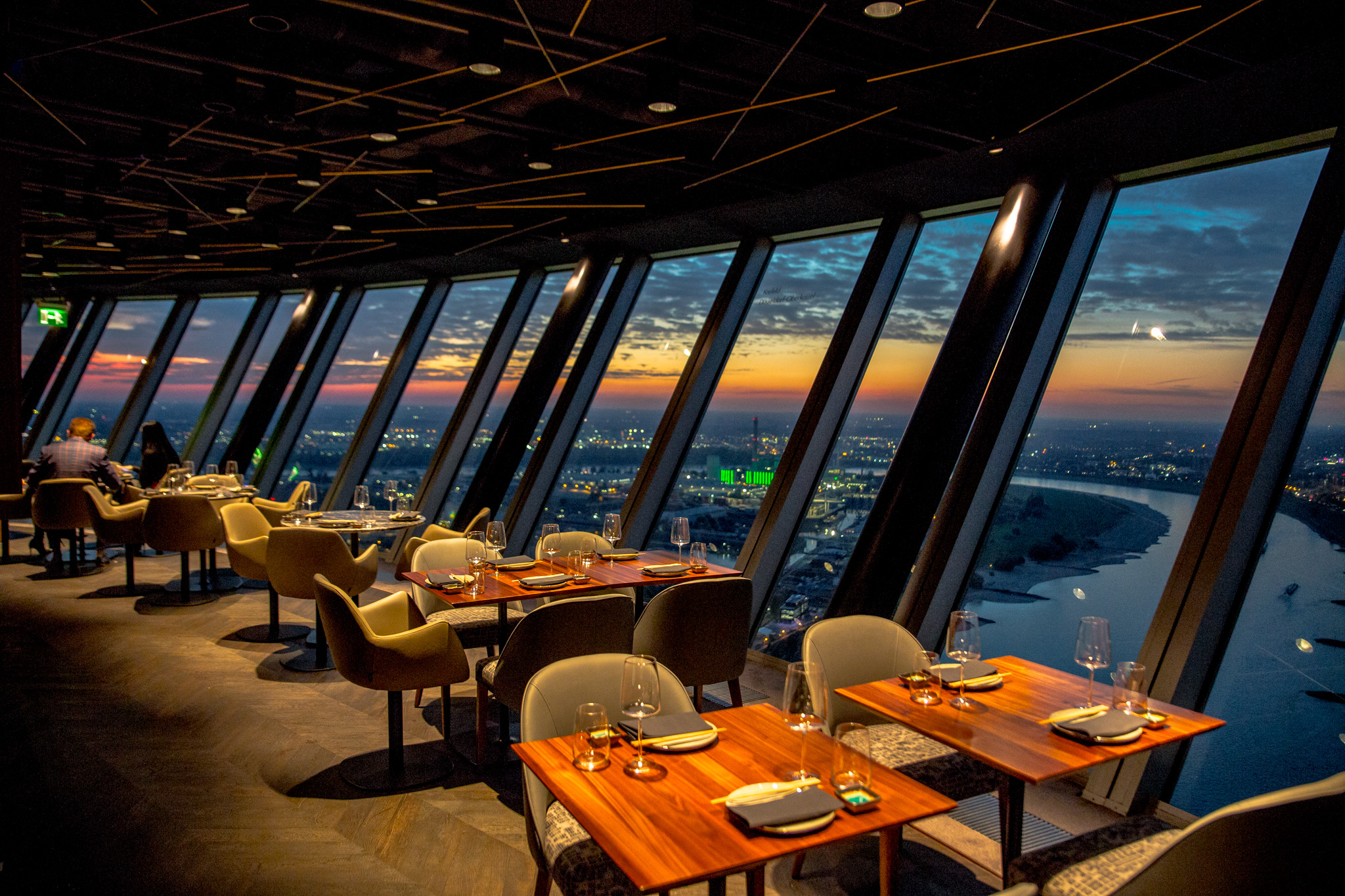 QOMO Restaurant & Bar Rheinturm Düsseldorf